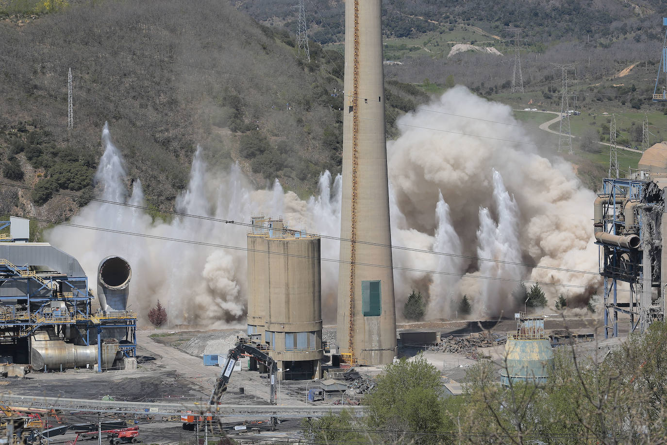 Fotos: Voladura de las torres de la central térmica de La Robla