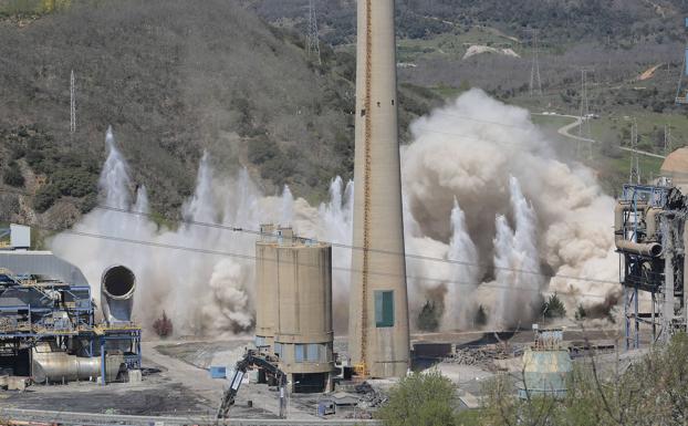 Naturgy vuela las torres de refrigeración de la térmica de La Robla, en León. 