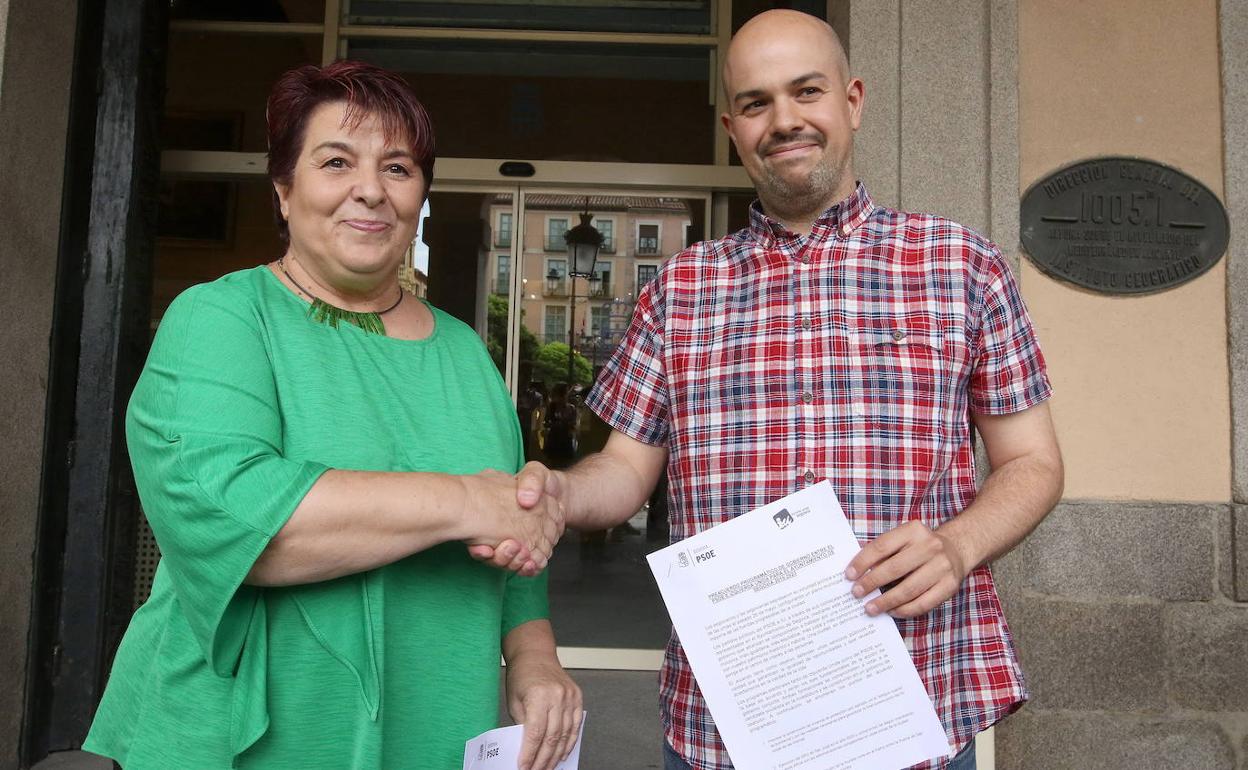Clara Luquero estrecha la mano de Ángel Galindo.