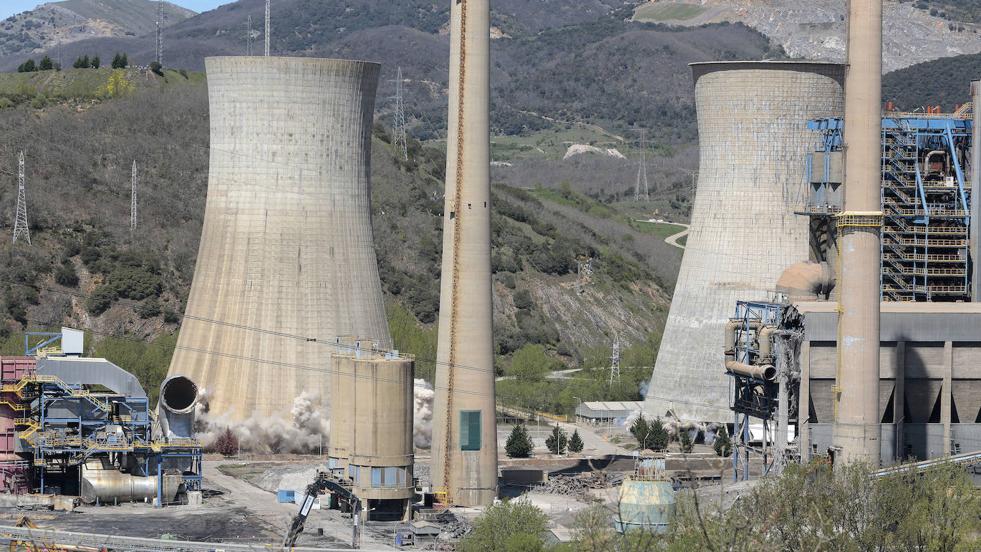 Voladura de las torres de la central térmica de La Robla