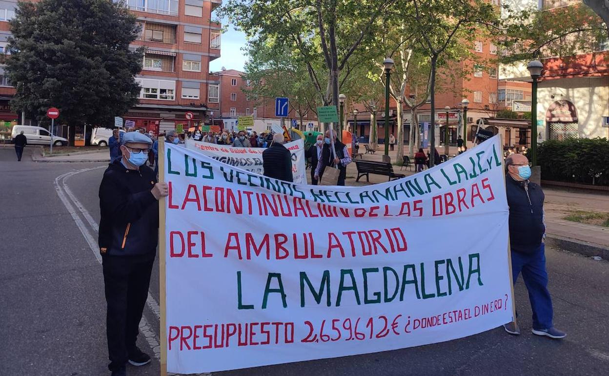 Los vecinos portan una pancarta durante la manifestación. 