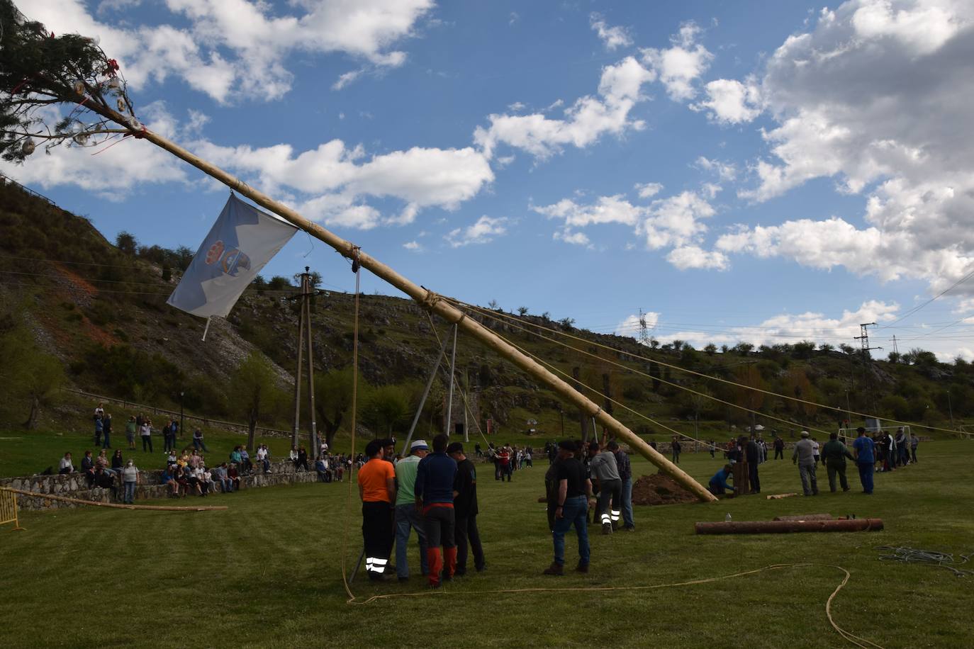 Fotos: Velilla recupera la &#039;Pinada del Mayo&#039;