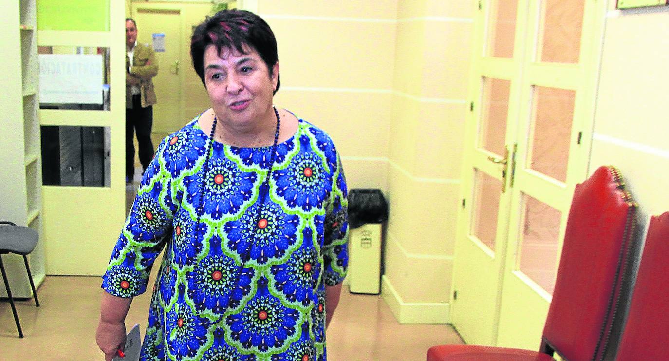 Clara Luquero accede a la sala de prensa para anunciar su dimisión ante la mirada de su jefe de gabinete, Ismael Bosch. 