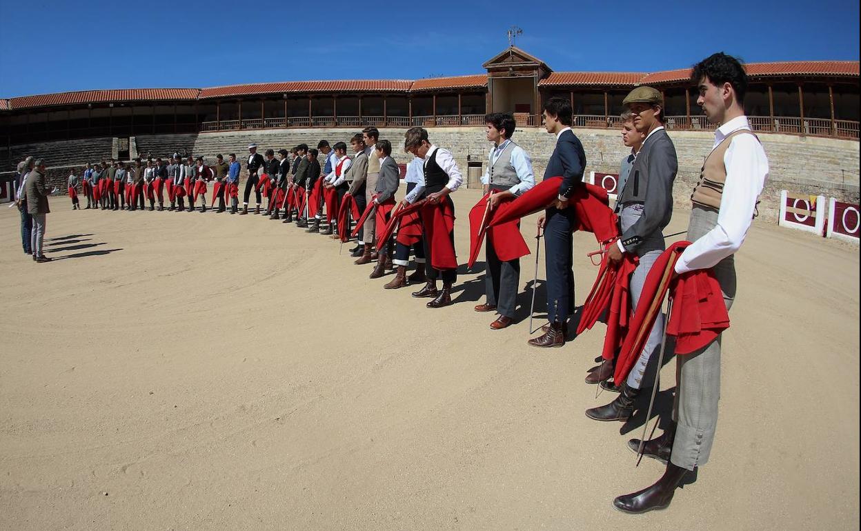 Los jóvenes novilleros participantes en el certamen. 