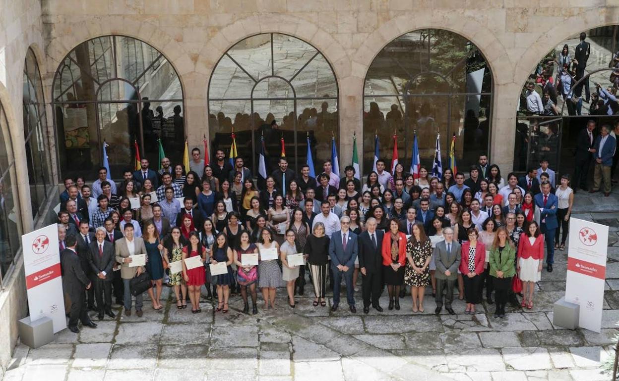 Imagen de archivo de estudiantes internacionales becados. 
