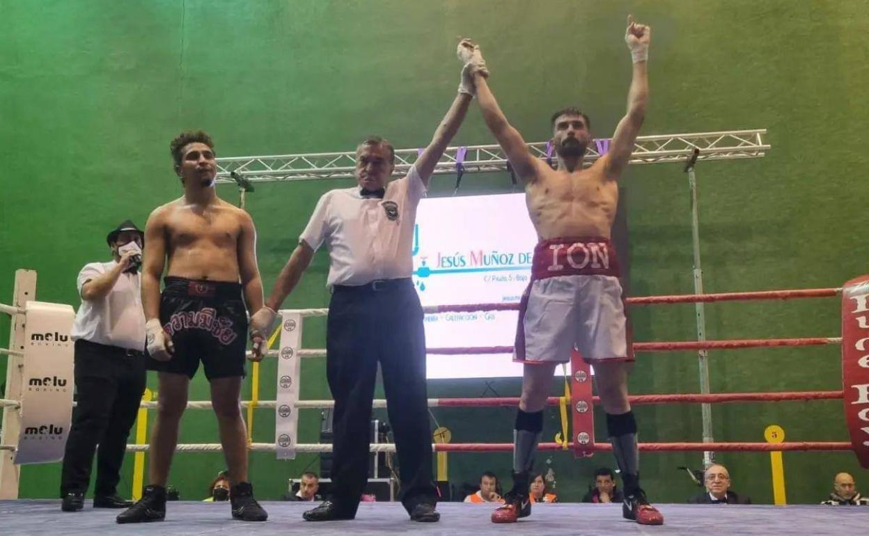 Pérez levanta el brazo como vencedor. 