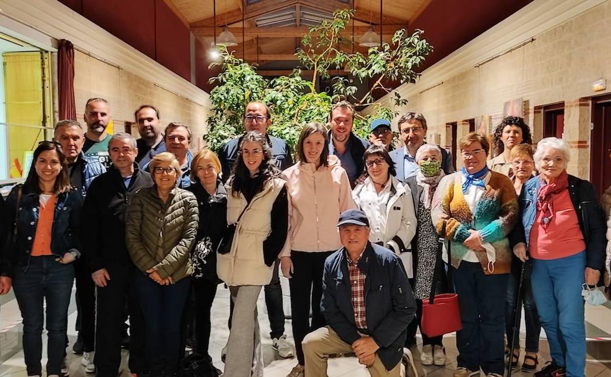 Puente con miembros de la agrupación local socialista de Pedrajas. 