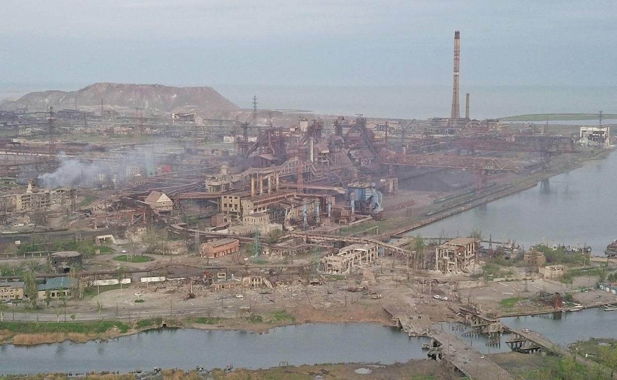 Panorámica de la ciudad ucraniana de Mariúpol, prácticamente destruida por el Ejército ruso.