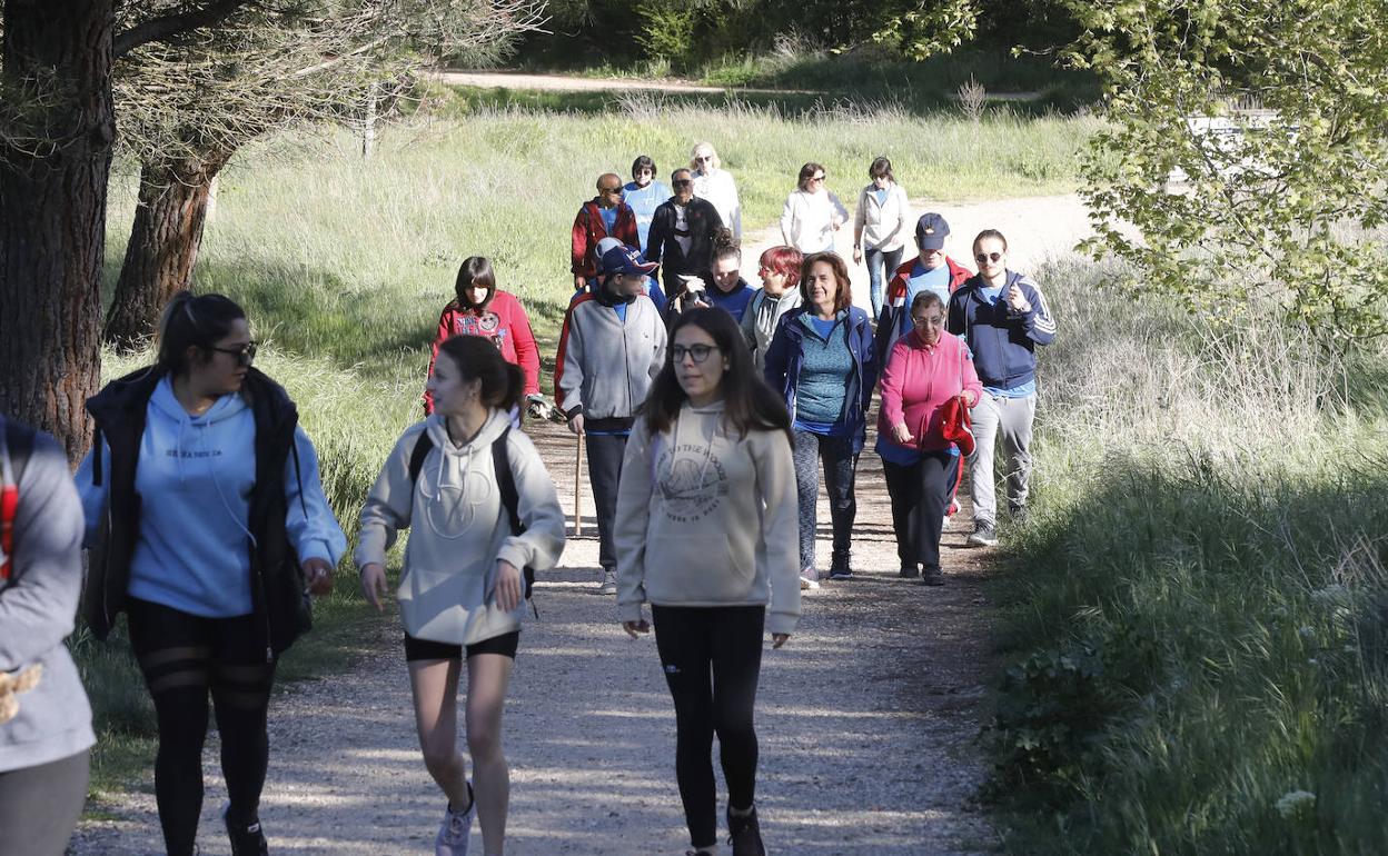 Un grupo de participantes avanza en el recorrido. 