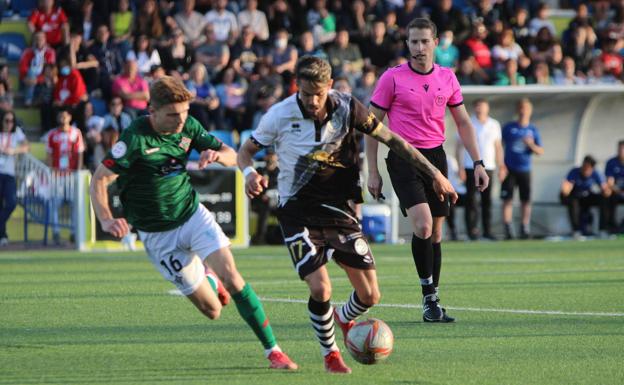 Imagen principal - Tres acciones de juego del partido ante el Racing de Ferrol. 