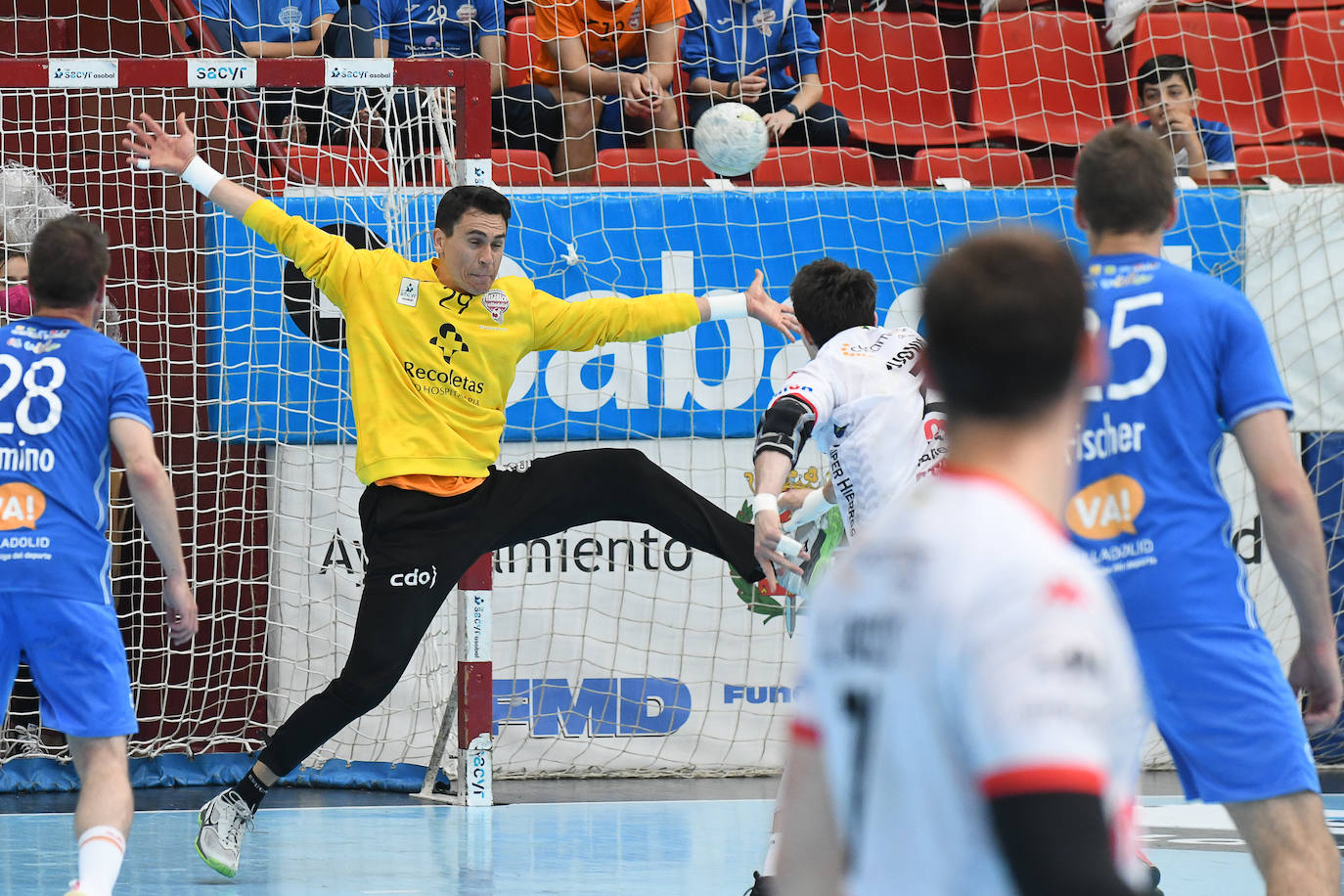 Fotos: Recoletas 28-28 Balonmano Nava (1/2)