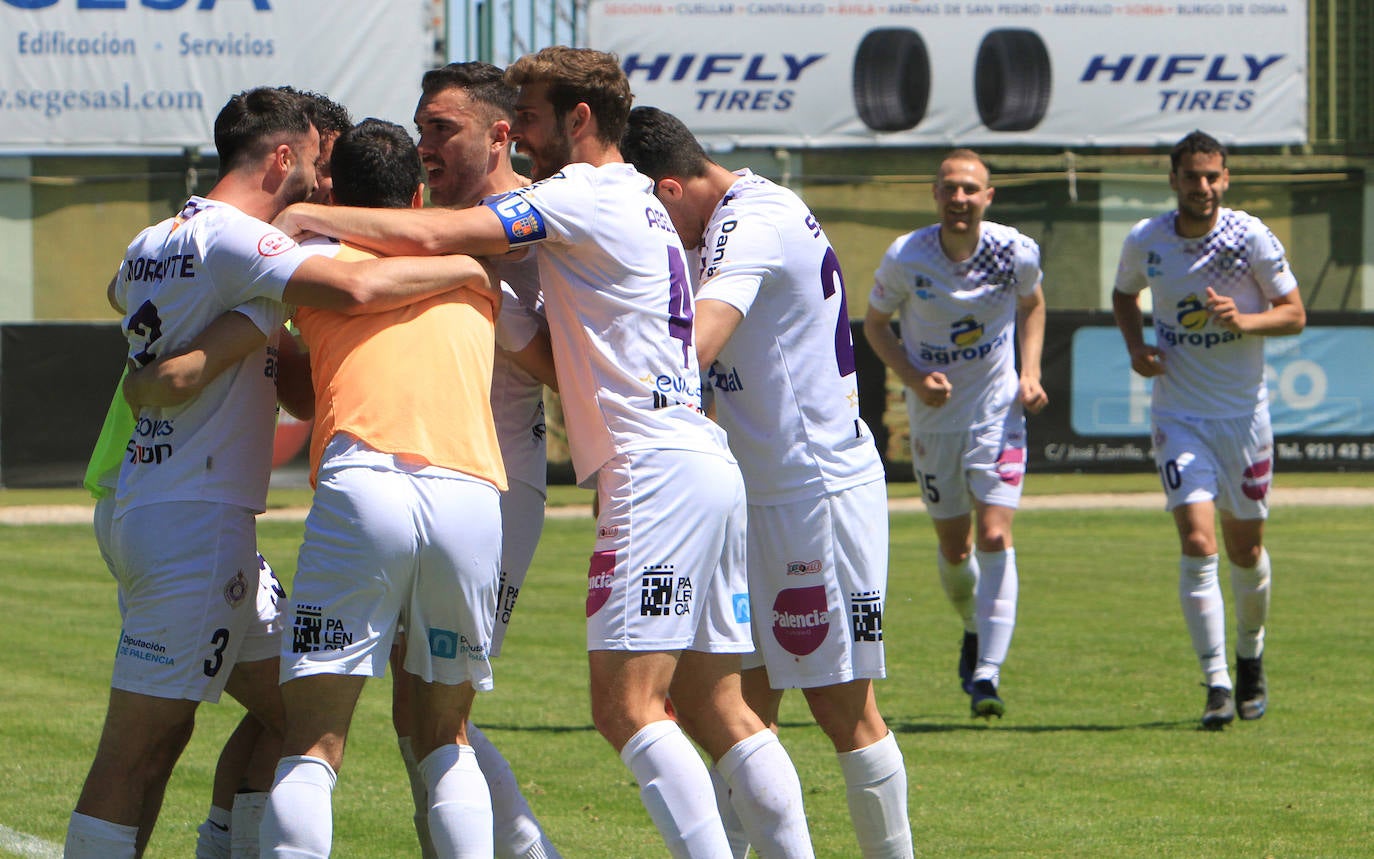 Los morados celebran el triunfo en Segovia. 