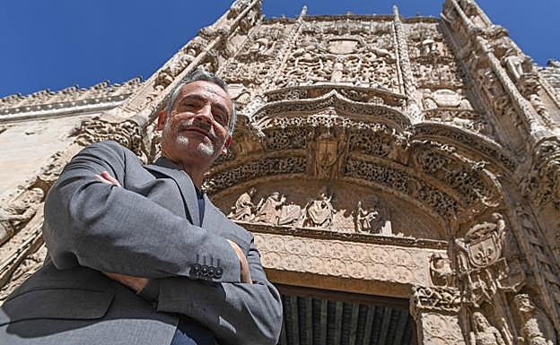 Tony Gratacós, en el Colegio de San Gregorio, escenario clave en su novela. 