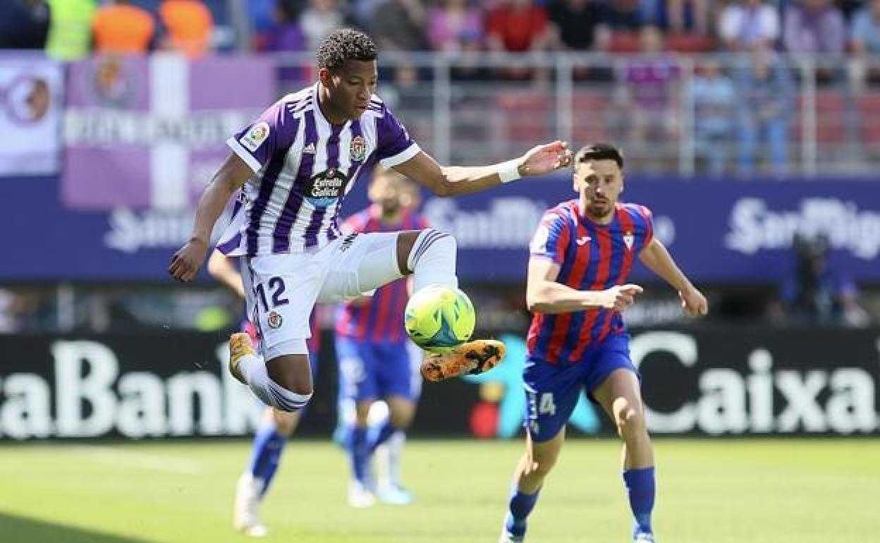 El Real Valladolid se engancha de nuevo al ascenso