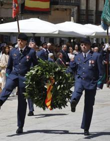 Imagen secundaria 2 - Decenas de civiles juran bandera en la Plaza Mayor de Ciudad Rodrigo