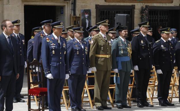 Imagen principal - Decenas de civiles juran bandera en la Plaza Mayor de Ciudad Rodrigo