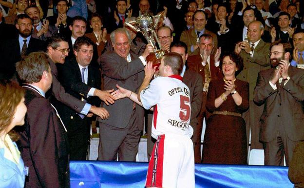 Imagen principal - Arriba, Ramón Escobar entrega la Copa de España de fútbol sala al Caja Segovia en 1998. Abajo, a la izquierda, el socialista Miguel Ángel Trapero y, a la derecha, el centrista Juan Antonio Perteguer. 