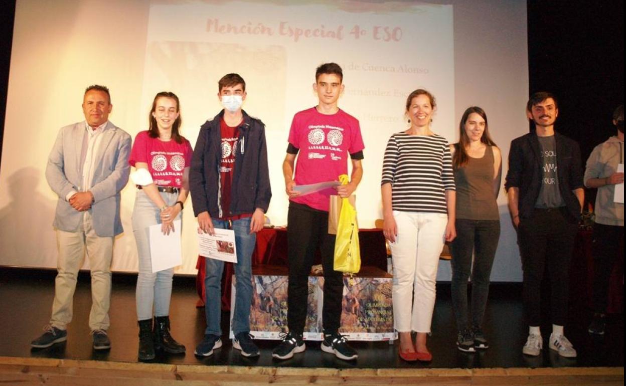 Alumnos de 2º y 4º de ESO ganadores de la XXX Olimpiada Provincial de Matemáticas, con Alfonso Romo y Ana García. 