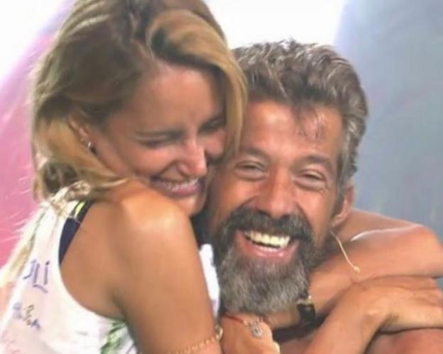 Alba Carrillo abraza a José Luis Losa en el programa de televisión 'Supervivientes'. 