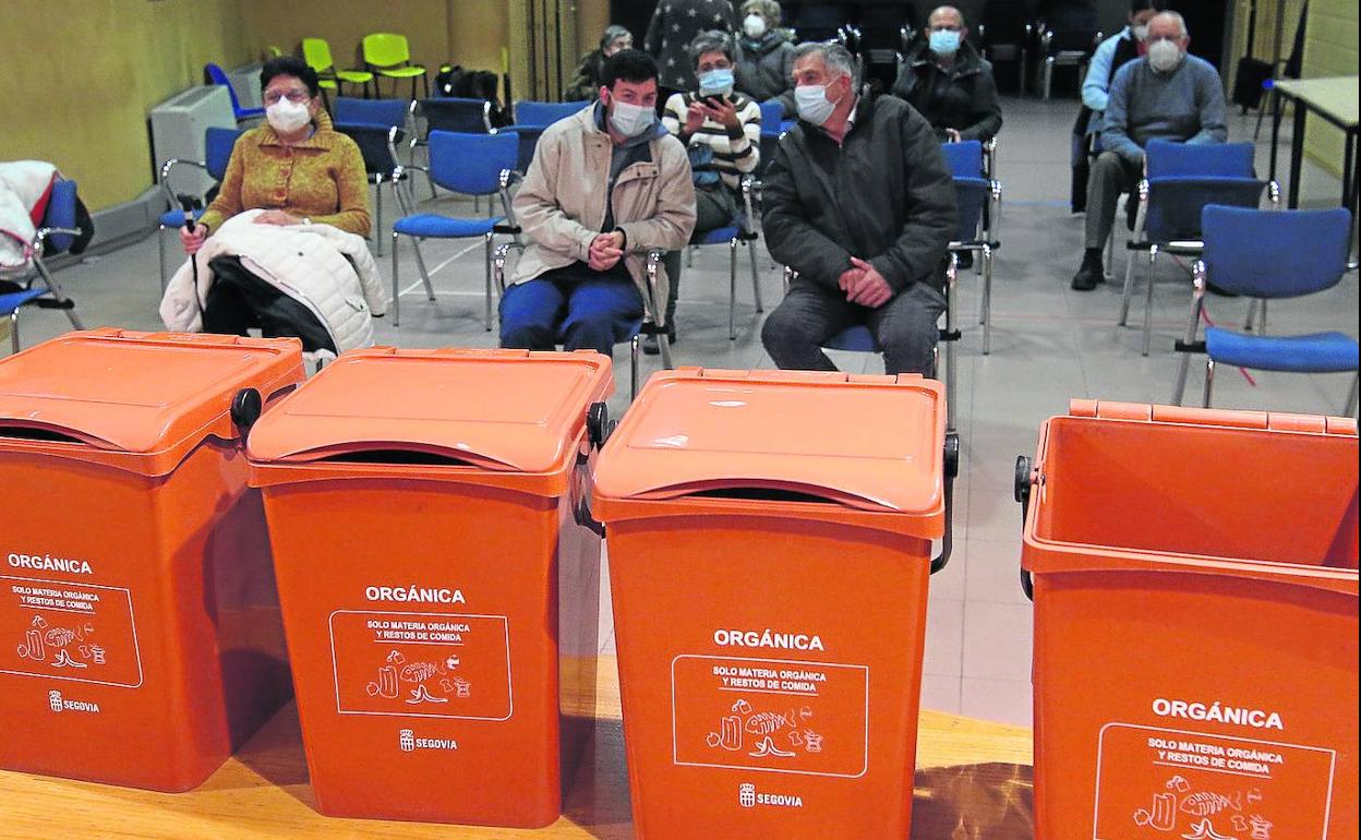 Cubos marrones que los vecinos utilizan en sus casas para la selección previa de los residuos. 