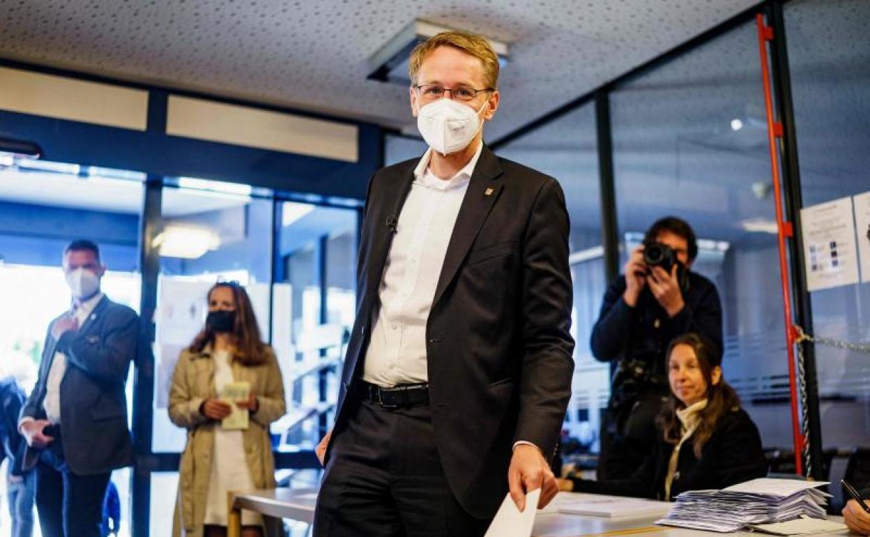El primer ministro de Schleswig Holstein, Daniel Günther, deposita su voto.
