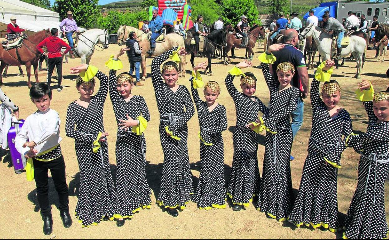Un grupo de niñas y niños vestidos de flamencos durante la fiesta. 