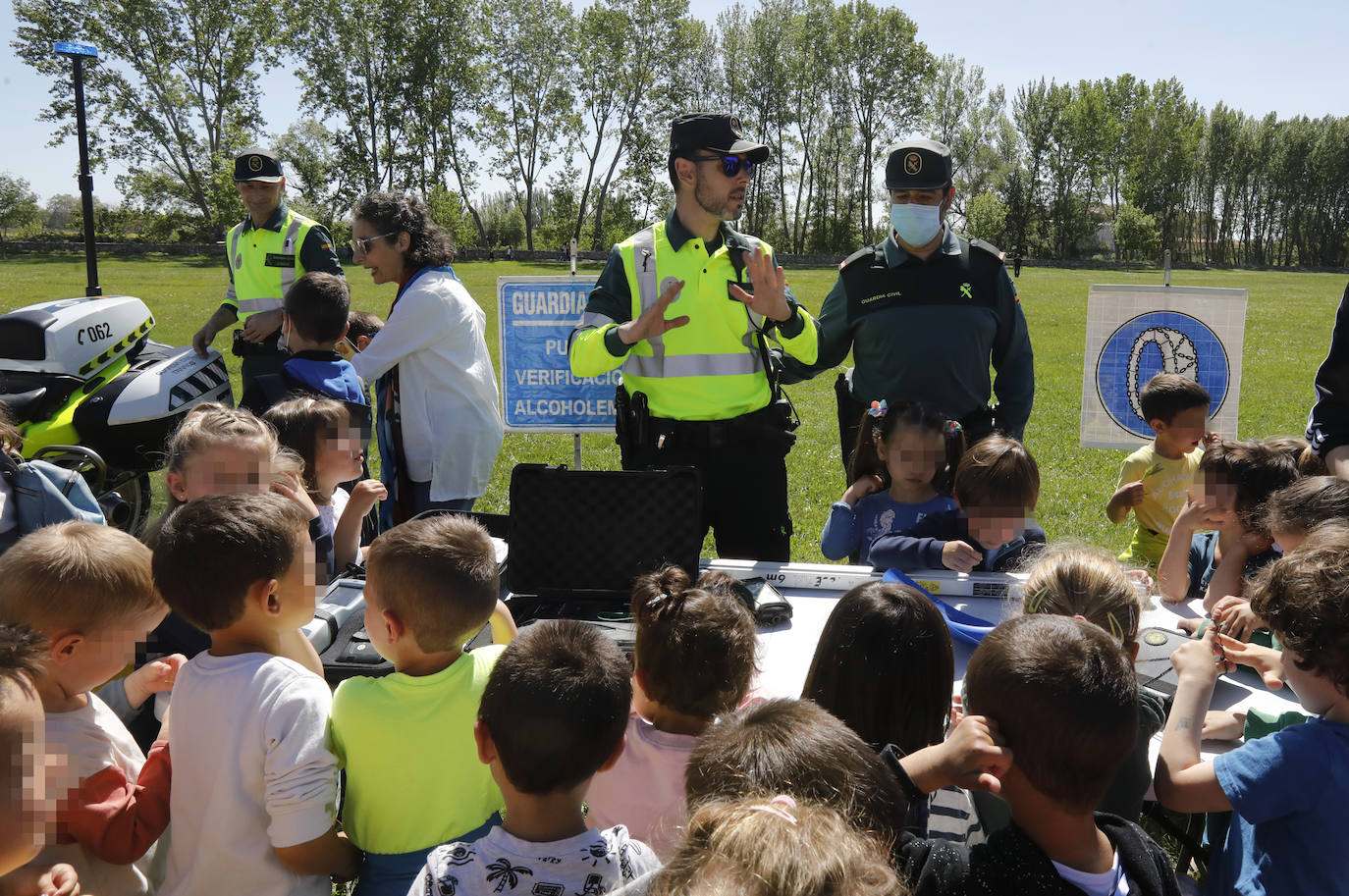 Los alumnos disfrutan con el material y los vehículos que utiliza la Guardia Civil en su cometido