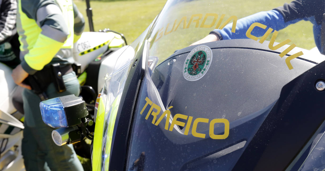 Los alumnos disfrutan con el material y los vehículos que utiliza la Guardia Civil en su cometido