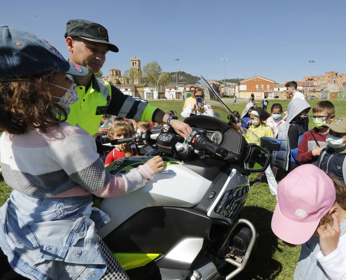 Los alumnos disfrutan con el material y los vehículos que utiliza la Guardia Civil en su cometido