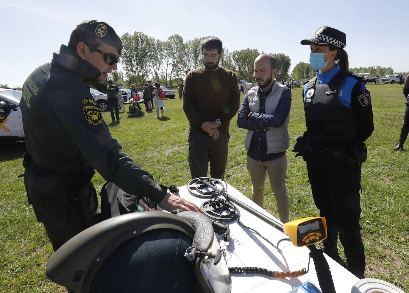 Los alumnos disfrutan con el material y los vehículos que utiliza la Guardia Civil en su cometido