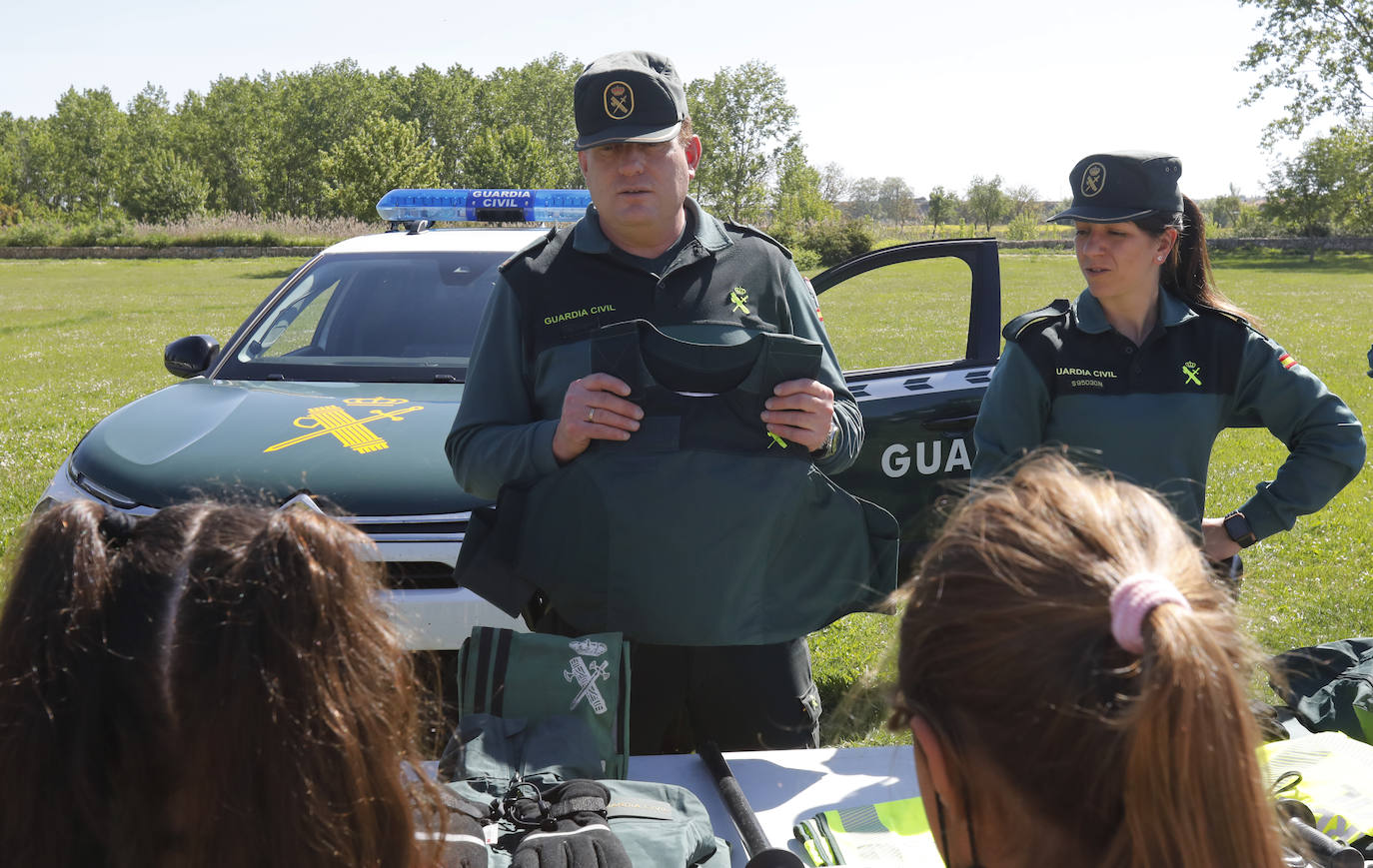 Los alumnos disfrutan con el material y los vehículos que utiliza la Guardia Civil en su cometido