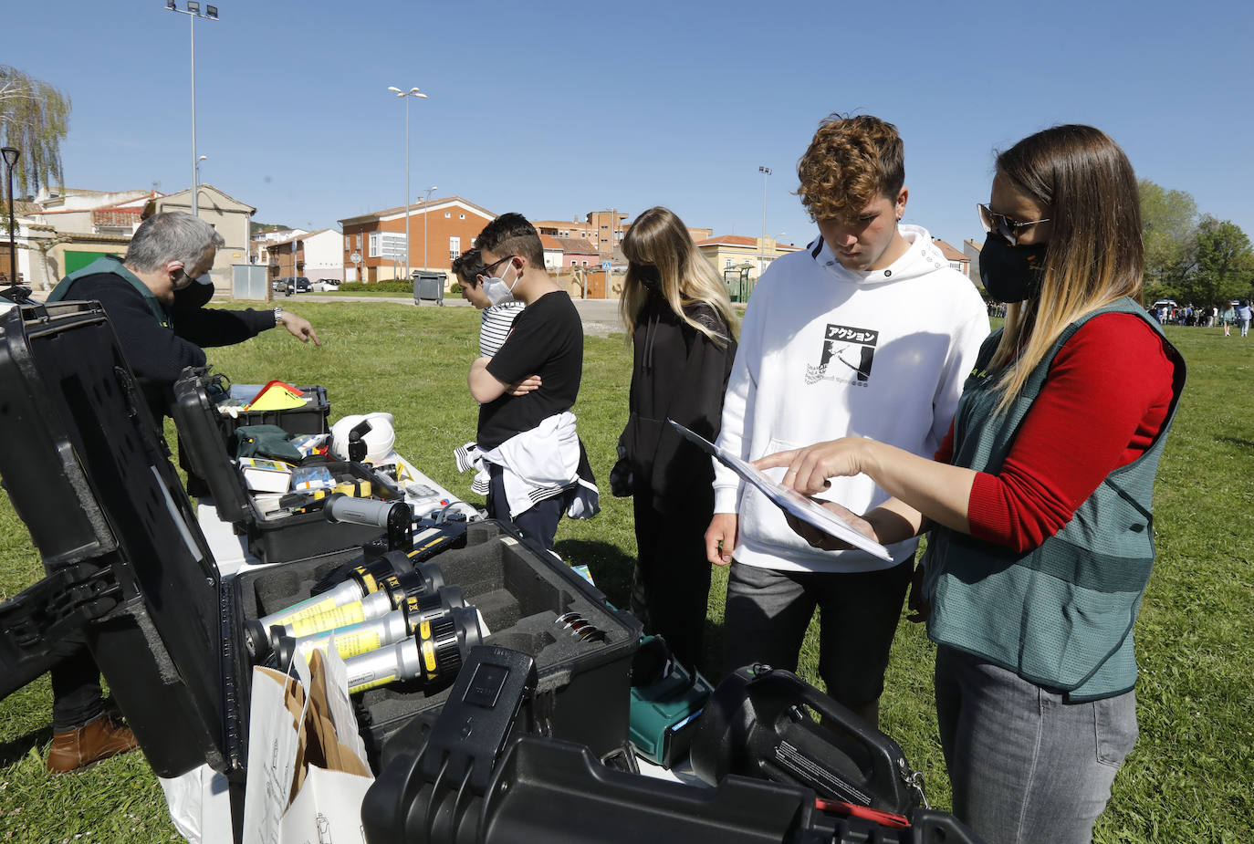 Los alumnos disfrutan con el material y los vehículos que utiliza la Guardia Civil en su cometido