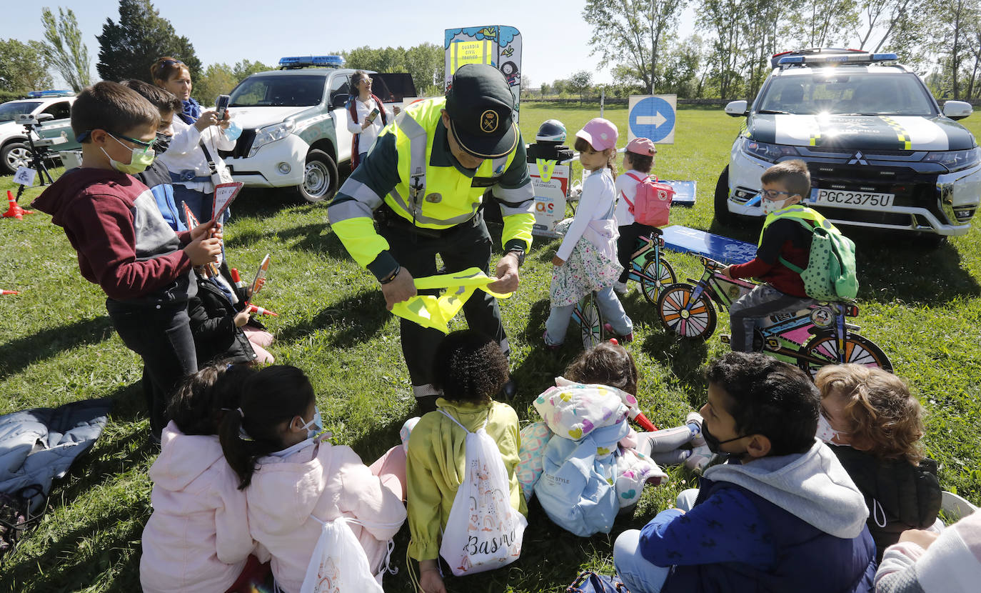 Los alumnos disfrutan con el material y los vehículos que utiliza la Guardia Civil en su cometido