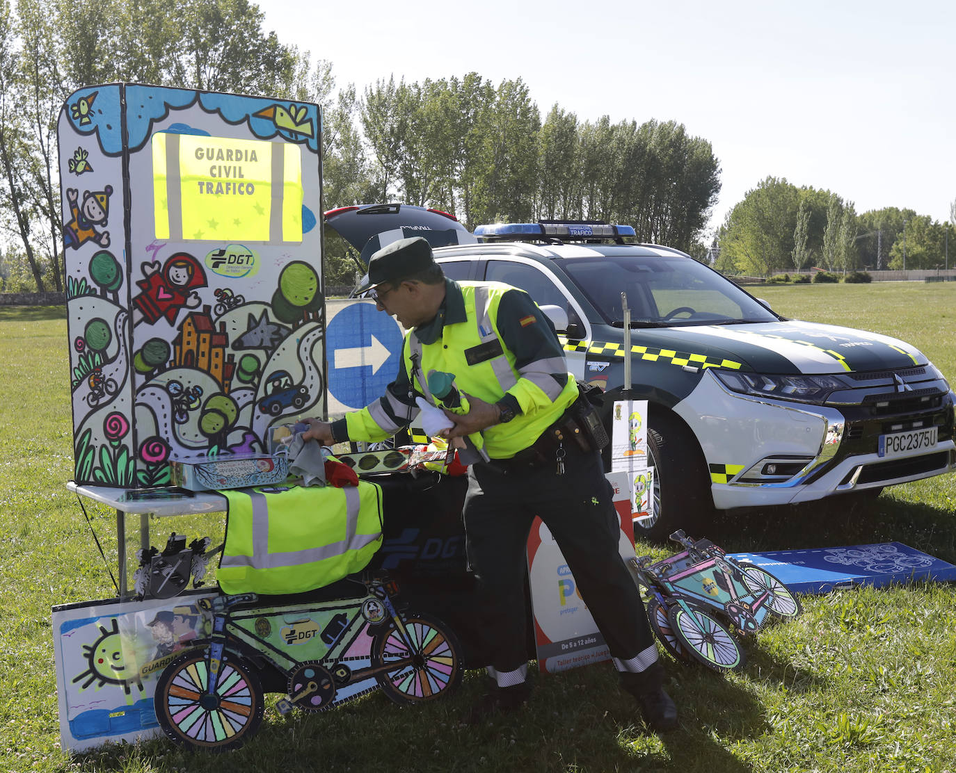 Los alumnos disfrutan con el material y los vehículos que utiliza la Guardia Civil en su cometido