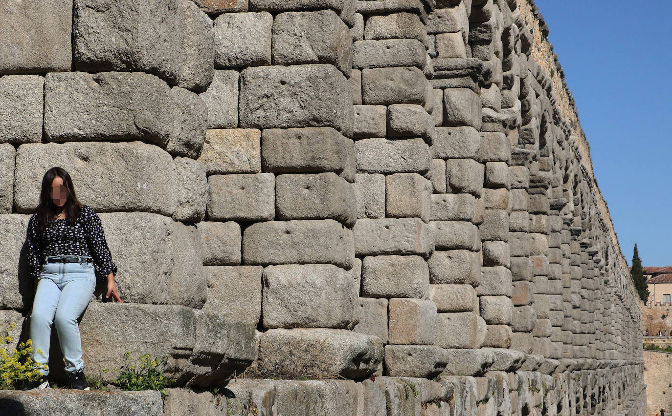 Una joven, subida al Acueducto de Segovia la pasada Semana Santa.