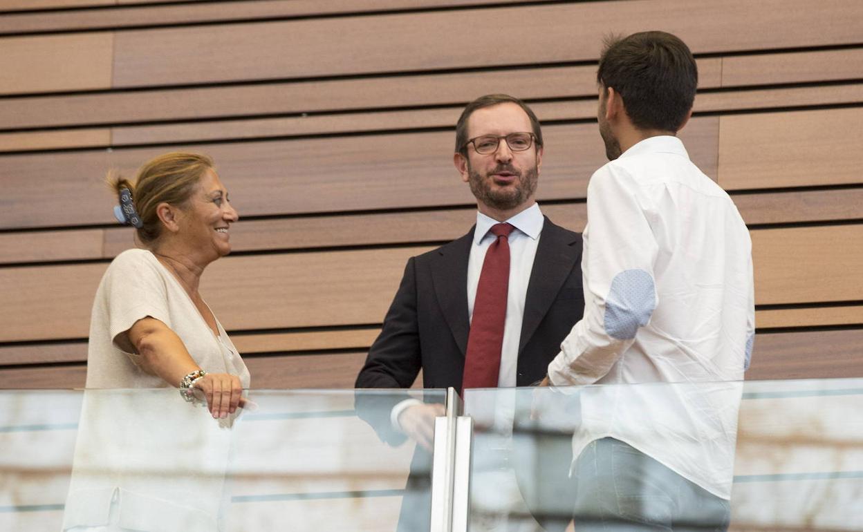 Javier Maroto, en el centro, durante la sesión en que se votó su designación en 2019, entre los socialistas Teresa López y Fran Díaz, también elegidos para el Senado. 