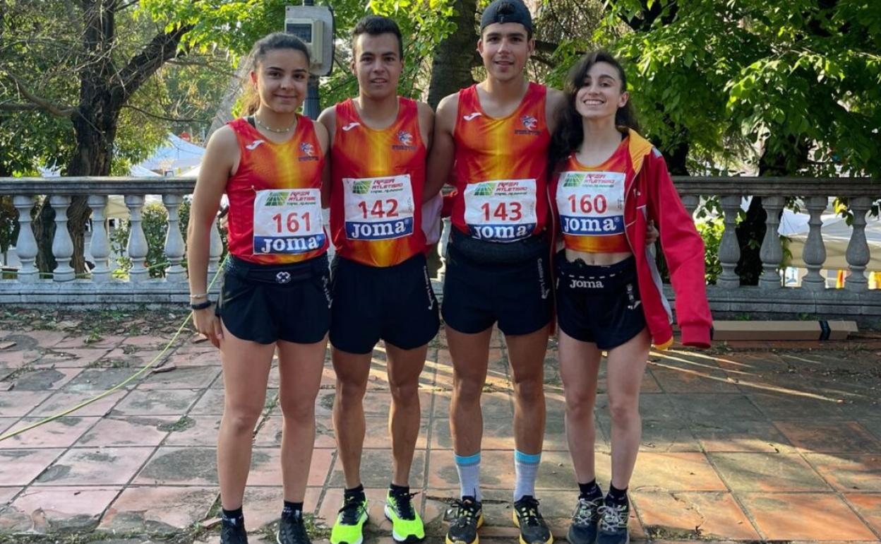 Sara Izquierdo, primera por la izquierda, con la selección regional. 