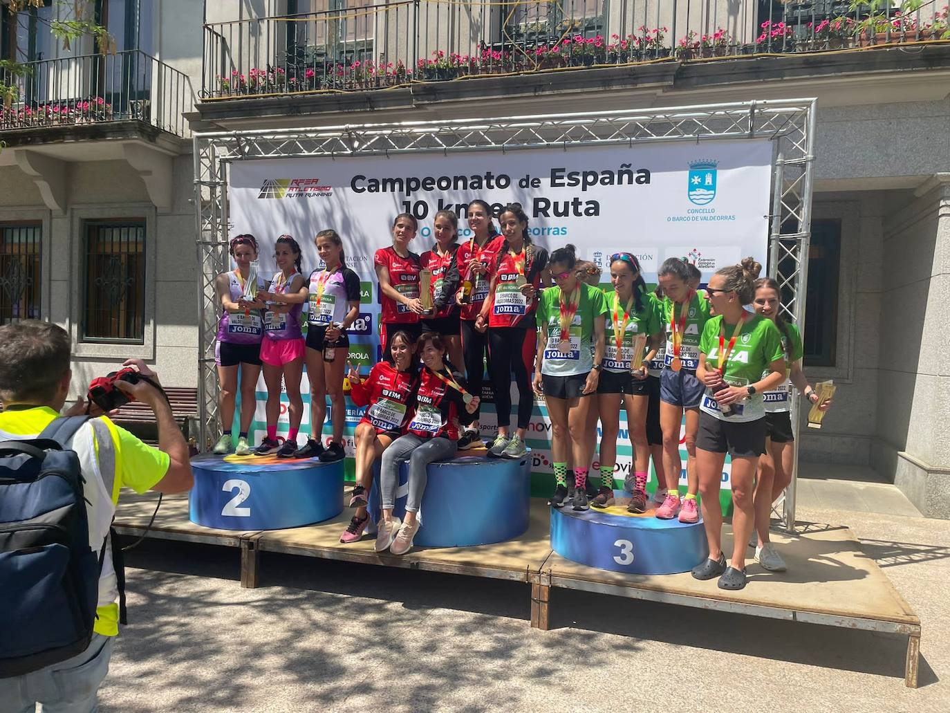 Podio del Nacional con Gema Martín con las compañeras del Bilbao Atletismo y Ester Rodríguez con La Blanca. 