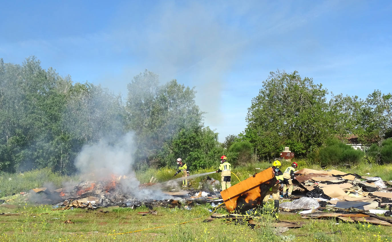 Fotos: Un incendio genera una gran columna de humo en Delicias