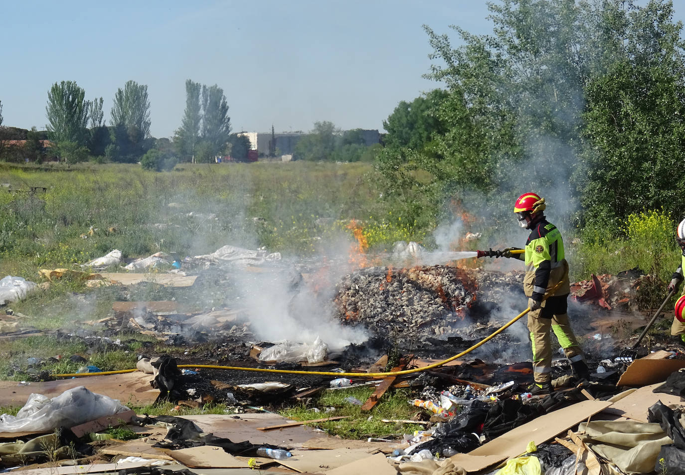 Fotos: Un incendio genera una gran columna de humo en Delicias