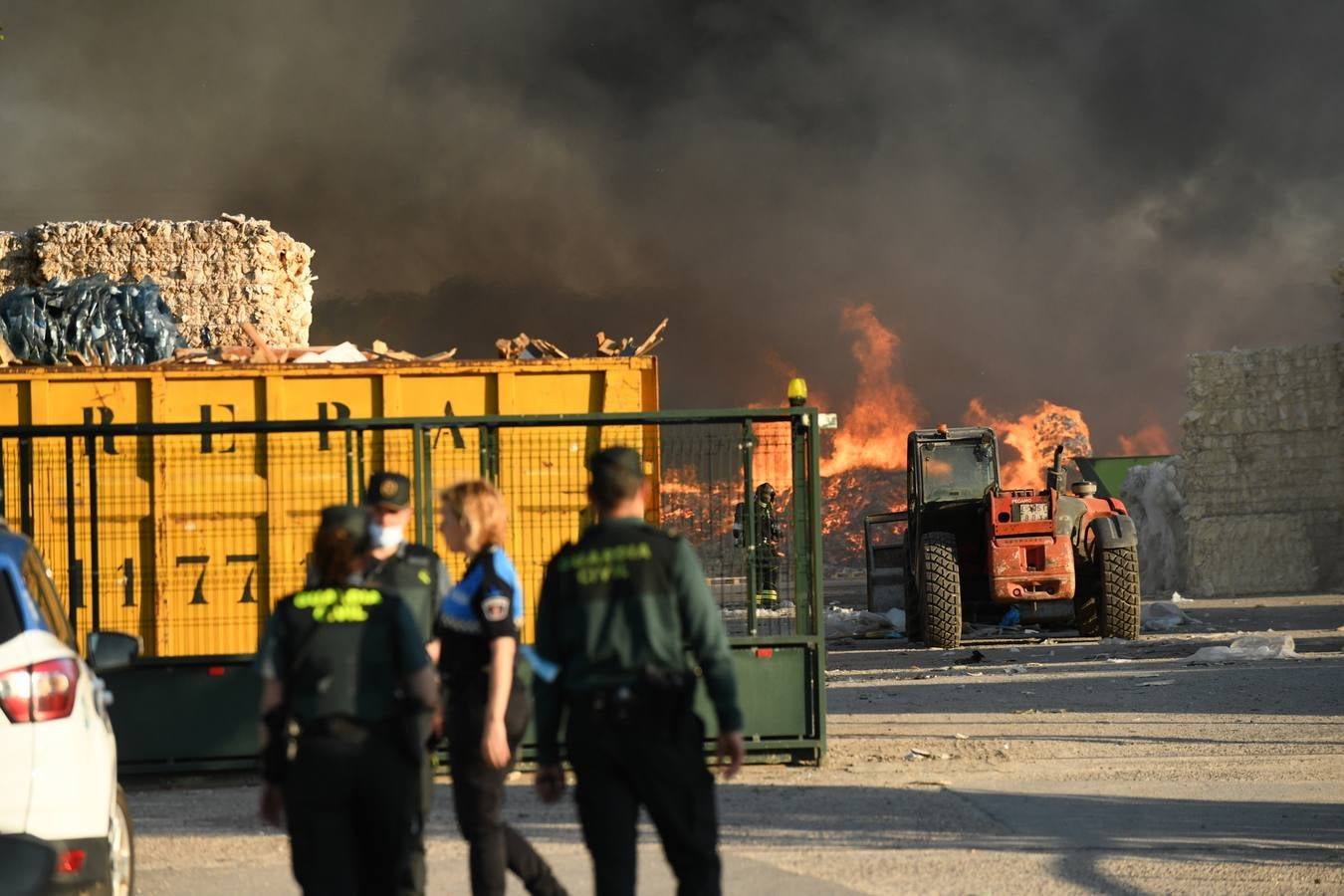 Fotos: Incendio en una empresa de reciclaje de Aldeamayor de San Martín