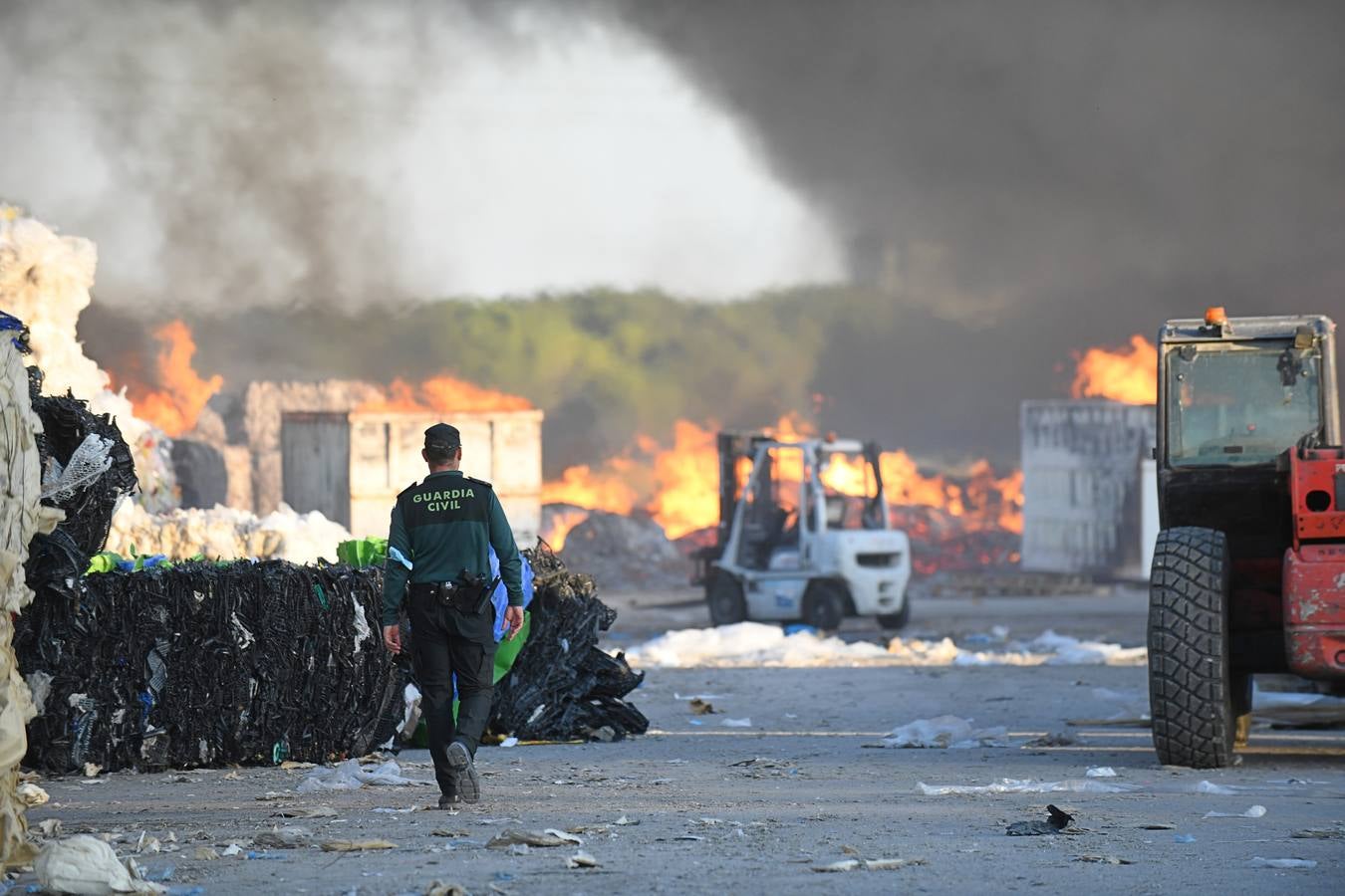 Fotos: Incendio en una empresa de reciclaje de Aldeamayor de San Martín