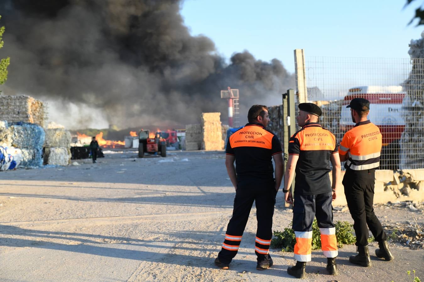 Fotos: Incendio en una empresa de reciclaje de Aldeamayor de San Martín