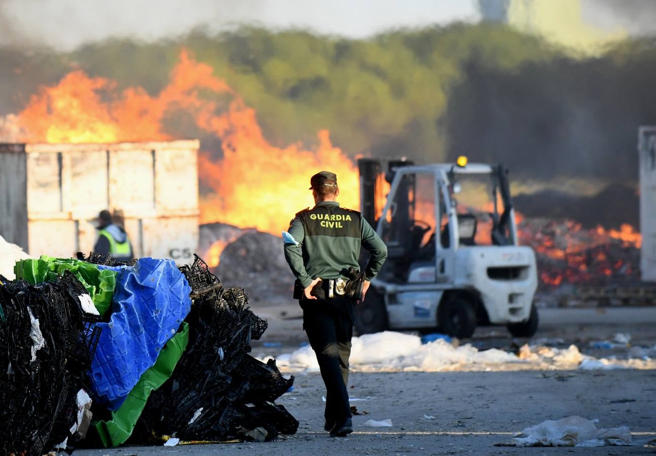 Fotos: Incendio en una empresa de reciclaje de Aldeamayor de San Martín