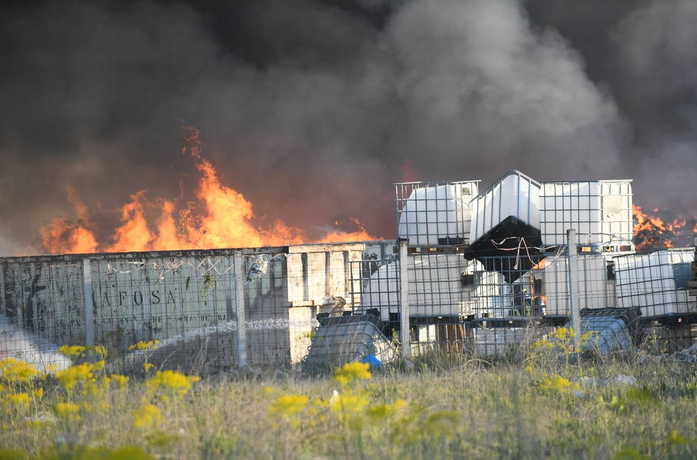 Fotos: Incendio en una empresa de reciclaje de Aldeamayor de San Martín