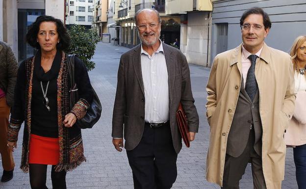 Jesús Enríquez Tauler, junto a Javier León de la Riva y la hoy senadora Mercedes Cantalapiedra.