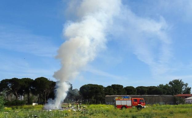 La columna de humo generada por el incendio. 