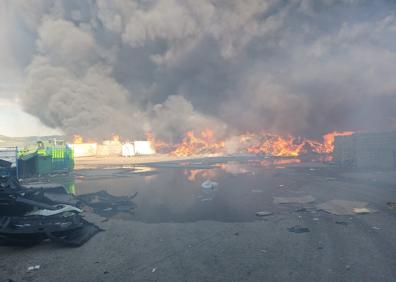 Imagen secundaria 1 - Valladolid: Un aparatoso incendio destruye una planta de reciclaje en Aldeamayor