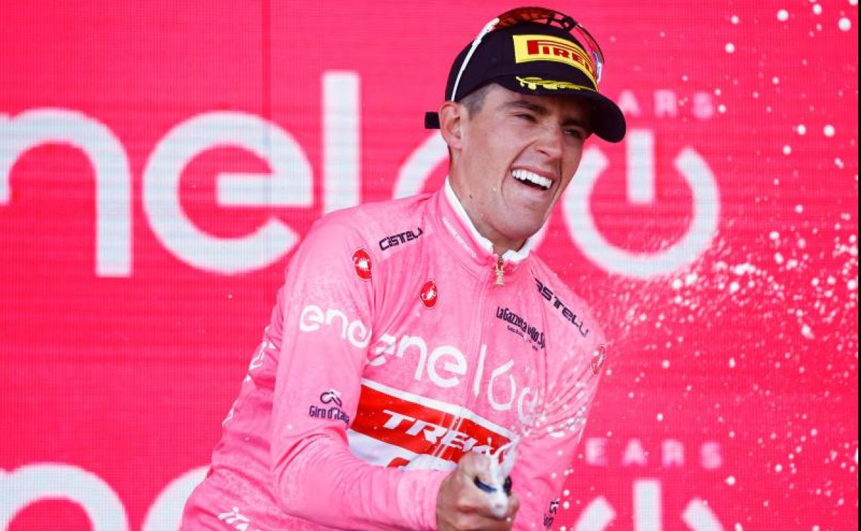 Juanpe López celebra el liderato del Giro. 