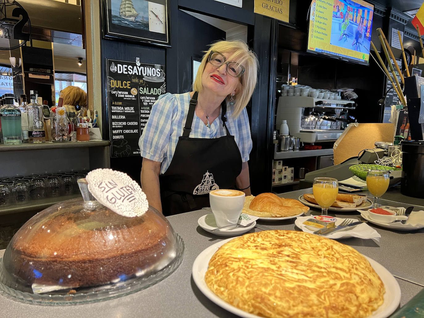 Natividad González, con el bizcocho, la tortillam el croissant y la tostada del Fragata 2. 